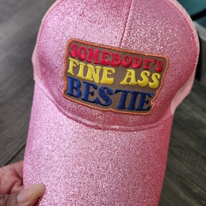 Naszywka Party Club, brokatowy kapelusz z kucykiem, z naszywką „Somebody's Fine A** Bestie” w kolorze kolorowym, czapka Bad Hair Day, czapka Trucker Hat Bar