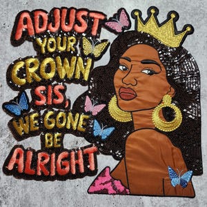 Op de afbeelding: Geborduurde patch met een zwarte vrouw met een gouden kroon en oorbellen, omringd door vlinders. De tekst "ADJUST YOUR CROWN SIS, WE GONE BE ALRIGHT" is geborduurd in goud en rood, met pailletten details.