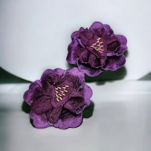 NEU, 2-teiliges Set, 3D-Pfingstrosen-Spitzenblumen "Dark Purple & Gold" Blume (Größe 3,5 ")), passende Spitze zum Aufnähen, Blumenaufnäher