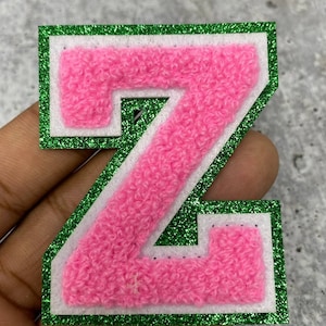 Parche de letras universitarias de chenilla rosa con purpurina verde y fieltro blanco, tamaño 2.75", con reverso termoadhesivo, letras de chenilla, letras de la A a la Z.