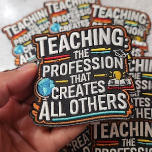 以下が含まれることがあります： 「Teaching: The Profession That Creates All Others」というテキストが書かれた黒い刺繍パッチ。パッチには地球儀、鉛筆、本、電球が描かれている。