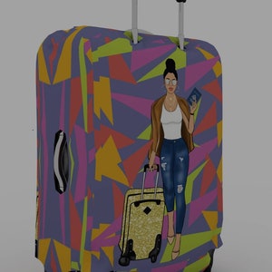Puede incluir: Una funda de maleta morada con un patr&oacute;n geom&eacute;trico en tonos de naranja, amarillo, rosa y verde. La funda presenta una ilustraci&oacute;n de dibujos animados de una mujer con un pasaporte en la mano, vistiendo una chaqueta marr&oacute;n, una camisa blanca, pantalones vaqueros azules y gafas de sol.