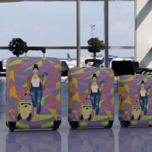 Puede incluir: Tres fundas de equipaje con un patr&oacute;n geom&eacute;trico colorido y una mujer con una chaqueta marr&oacute;n y pantalones vaqueros azules que sostiene un pasaporte. La mujer se repite en cada funda.
