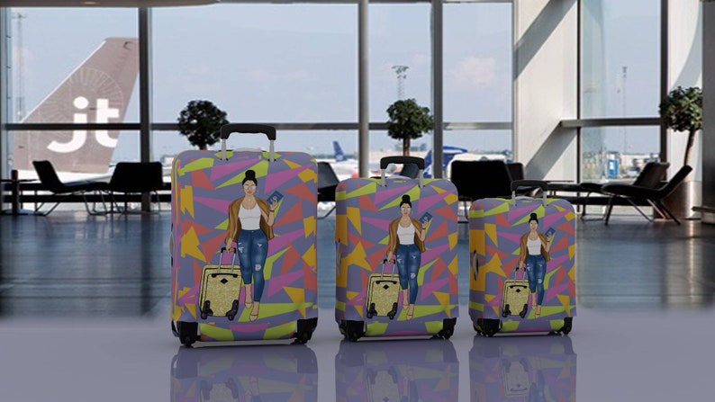 Puede incluir: Tres fundas de equipaje con un patr&oacute;n geom&eacute;trico colorido y una mujer con una chaqueta marr&oacute;n y pantalones vaqueros azules que sostiene un pasaporte. La mujer se repite en cada funda.