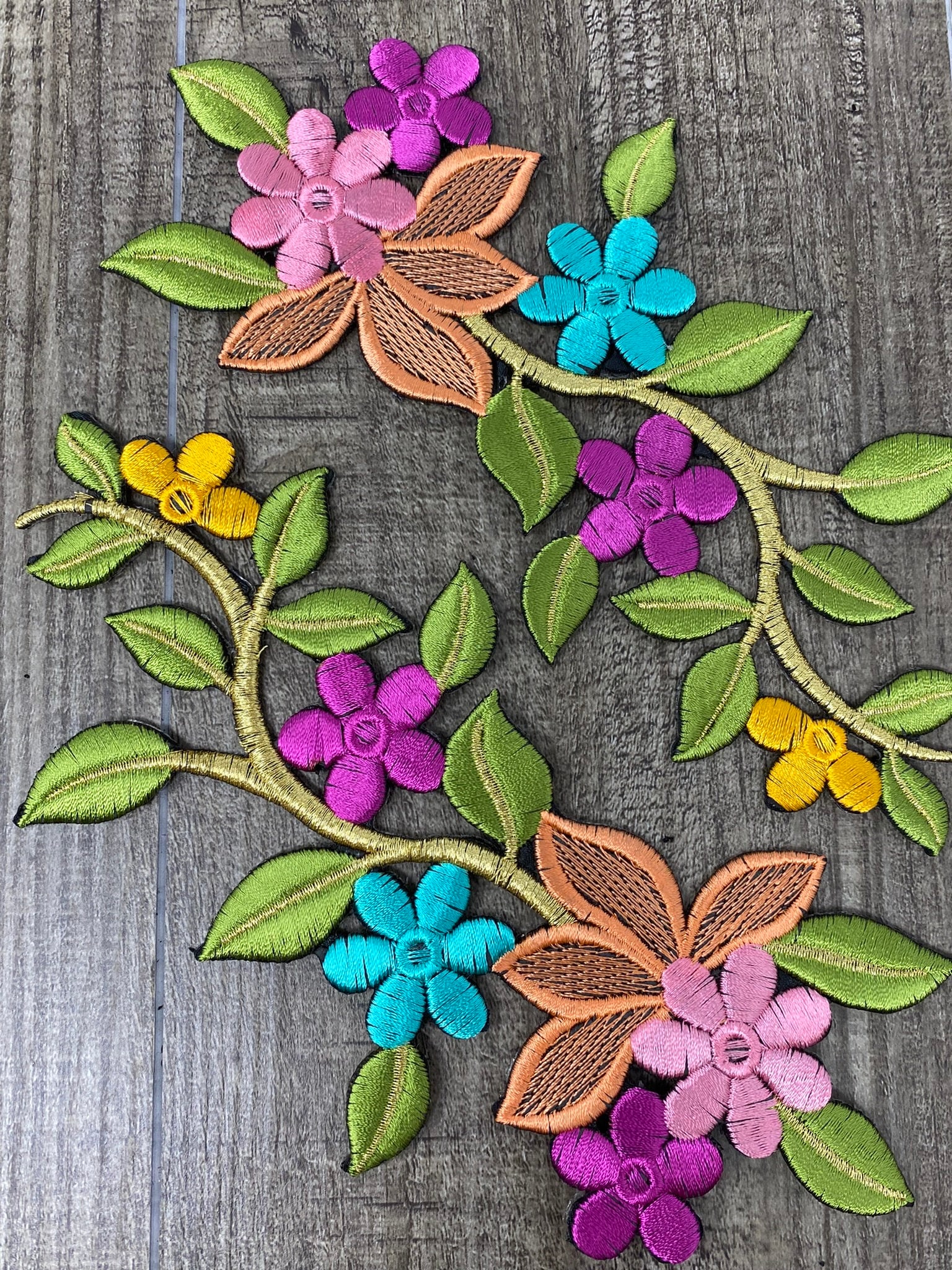 Exklusive "MULTI-STEM CORAL" 3d Luxe Floral Gestickte Aufbügler (2er-Set) - Tiefe Farben, Satin & Metallic, Aufbügler