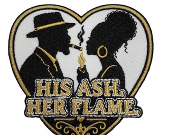 Patch Party Club (1 pièce) « Sa cendre, sa flamme », écusson brodé de 7,6 cm, motif couple de cigares, noir et or métallisé.