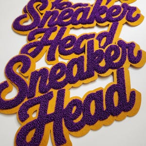 Patch Party Club, (1 pieza) Morado y dorado, parche de chenilla "Cabeza de zapatilla" de 25 x 15 cm para coser en chaquetas, sudaderas y para hombre y mujer.