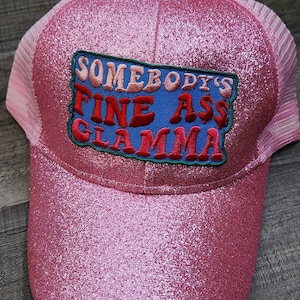 Gorro con moño/cola de caballo despeinado y bonito, con parche de color "Somebody's Fine A** GLAMMA", gorro con purpurina, gorro brillante para un mal día de cabello, parche popular