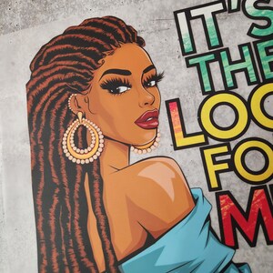 Könnte beinhalten: Eine digitale Illustration einer Frau mit langen braunen Dreadlocks, die ein blaues Hemd und große goldene Ohrringe trägt. Der Text "It's the look for me" ist in einer bunten Schrift geschrieben.