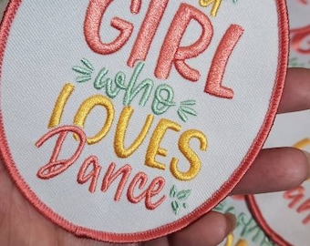 Ny ankomst, "Just a Girl Who Loves Dance", 1-delat färgglatt tygmärke, stryktyg för jackor, hattar och väskor, storlek 4, present till dansare