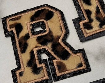opstrijk letter J badstof roze met gouden rand 8 x 8 cm