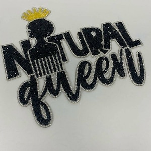 Könnte beinhalten: Schwarz-weißes Strass-Design mit den Worten "NATURAL QUEEN" und einer Silhouette einer Frau mit einer Krone und einem Kamm im Haar.
