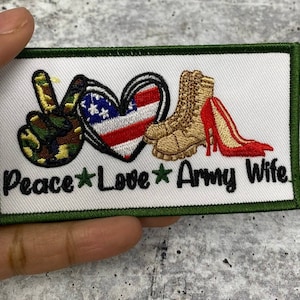 Nuovo, 1 pezzo, &quot;Peace. Love. ARMY Wife&quot; Toppa termoadesiva, Toppa ricamata, Dimensioni 3&quot;x2&quot;, Distintivo moglie militare, Toppa per Crocs, Giacche e bricolage