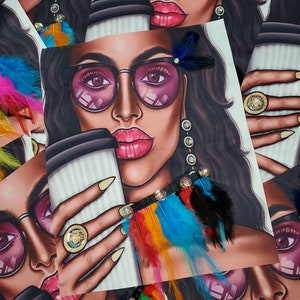 Op de afbeelding: Een digitale illustratie van een vrouw met lang zwart haar die een roze zonnebril en een zwarte choker met kleurrijke veren draagt. Ze houdt een witte to-go-beker vast met haar linkerhand en haar rechterhand rust op de beker. Ze draagt een grote ring aan haar rechter ringvinger.