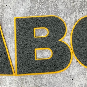 Großer 6 "Versity Buchstabe, GRAU / GOLD, Chenille & w / Filzbuchstaben, 1-teilig, Wählen Sie Ihren Buchstaben, A bis Z Patch, zum Aufbügeln oder Aufnähen, Passen Sie Ihre Jacke an