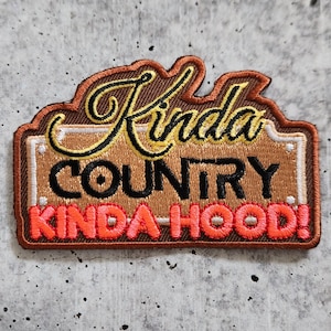 &quot;Patch - Party Club - Aufnäher &quot;&quot;Kinda Country Kinda Hood&quot;&quot; Humor Patch, zum Aufbügeln, Größe 3&quot;, für Jacken, Taschen, Trucker Hüte und Schuhe.&quot;