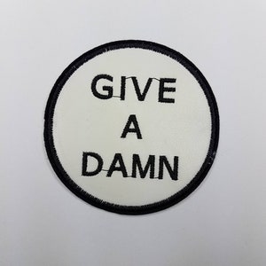 Coole leren patch, 'Give a Damn' opgenaaide geborduurde appliqué; Patch voor kleding, maat 3 x 3 inch