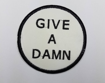 Écusson en cuir cool, appliqué brodé à coudre « Give a damn » ; Écusson pour vêtements, taille 3 x 3 pouces