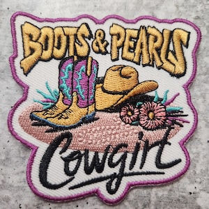 Aufnäher Party Club, Boots & Pearls Cowgirl Western Patch, Aufnäher, gestickt, zum Aufbügeln, Gr. 3, für Jacken, Taschen, Trucker, Hüte, Schuhe