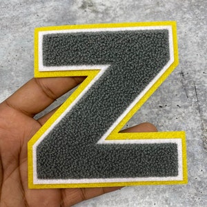 Varsity Aufnäher, Grau/Gold & weißer Filz, Chenille Filzbuchstaben, 1 Aufnäher, Buchstaben zum aufnähen, A bis Z, zum aufnähen oder aufbügeln, Größe 11,5 cm