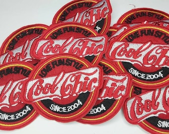 Cool chic, 'Love, Fun, Style Since 2004'-embleem, opstrijkbare geborduurde patches, 3-inch appliqué