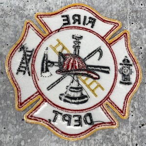 Op de afbeelding: Witte geborduurde patch met een rode rand en gouden afwerking. De patch heeft een brandkraan, een bijl, een ladder en een brandweerhelm. De tekst "FIRE DEPT" is geschreven in rood en goud.