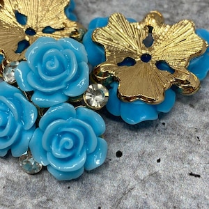 Nuevo dije triple de resina turquesa con forma de capullo de rosa abierto y brillo, parte trasera plana, 1 pieza para CR O Cs, fundas de teléfono, gafas de sol, decoración y más. Tamaño: 2 pulgadas.
