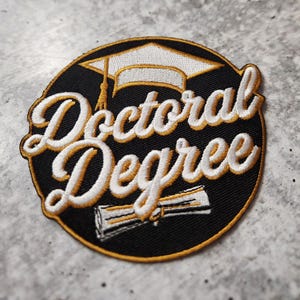 Patch Party Club, (1 Stück) "Bachelor's Degree, Size 3", Aufnäher zum Aufbügeln, gestickt, Graduierung Cap & Diplom für Hüte, Jacken, DIY