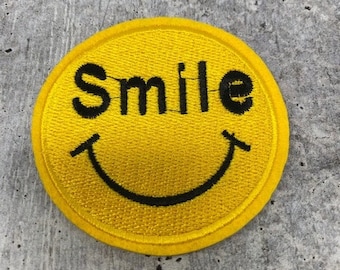 Parche bordado termoadhesivo exclusivo de 7.6 x 7.6 cm con la palabra "Sonrisa"; vibras positivas; carita sonriente novedosa, aplique genial