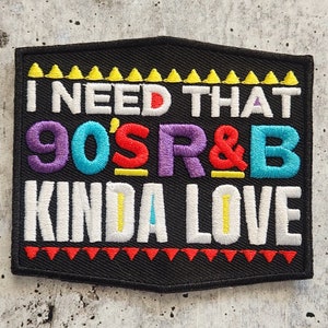Pode incluir: Etiqueta bordada preta com um design colorido que diz "I need that 90's R&B kinda love".