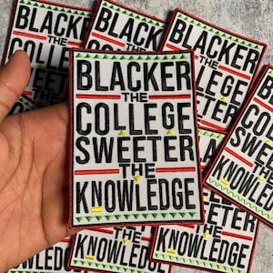 以下が含まれることがあります： 白い背景、赤と緑の縁取り、黒い文字で刺繍されたパッチが6つセットになっています。テキストは「The Blacker the College the Sweeter the Knowledge」です。
