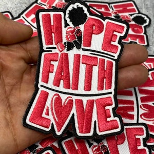 Brustkrebs &quot;&quot;Boxing Lady&quot;&quot; Band Aufnäher 7,5 cm, bestickt &quot;&quot;Hope, Faith, Love&quot;&quot; (1 Stück) zum Aufbügeln oder Aufnähen, Cancer Patch/Applikation, Rosa und Weiß