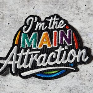 パッチ パーティー クラブ、(1 個)「I’m the MAIN Attraction」刺繍パッチ - 2.75 インチ x 3 インチ アイロン接着、ジャケット、靴下、帽子、バッグにかわいいパッチ