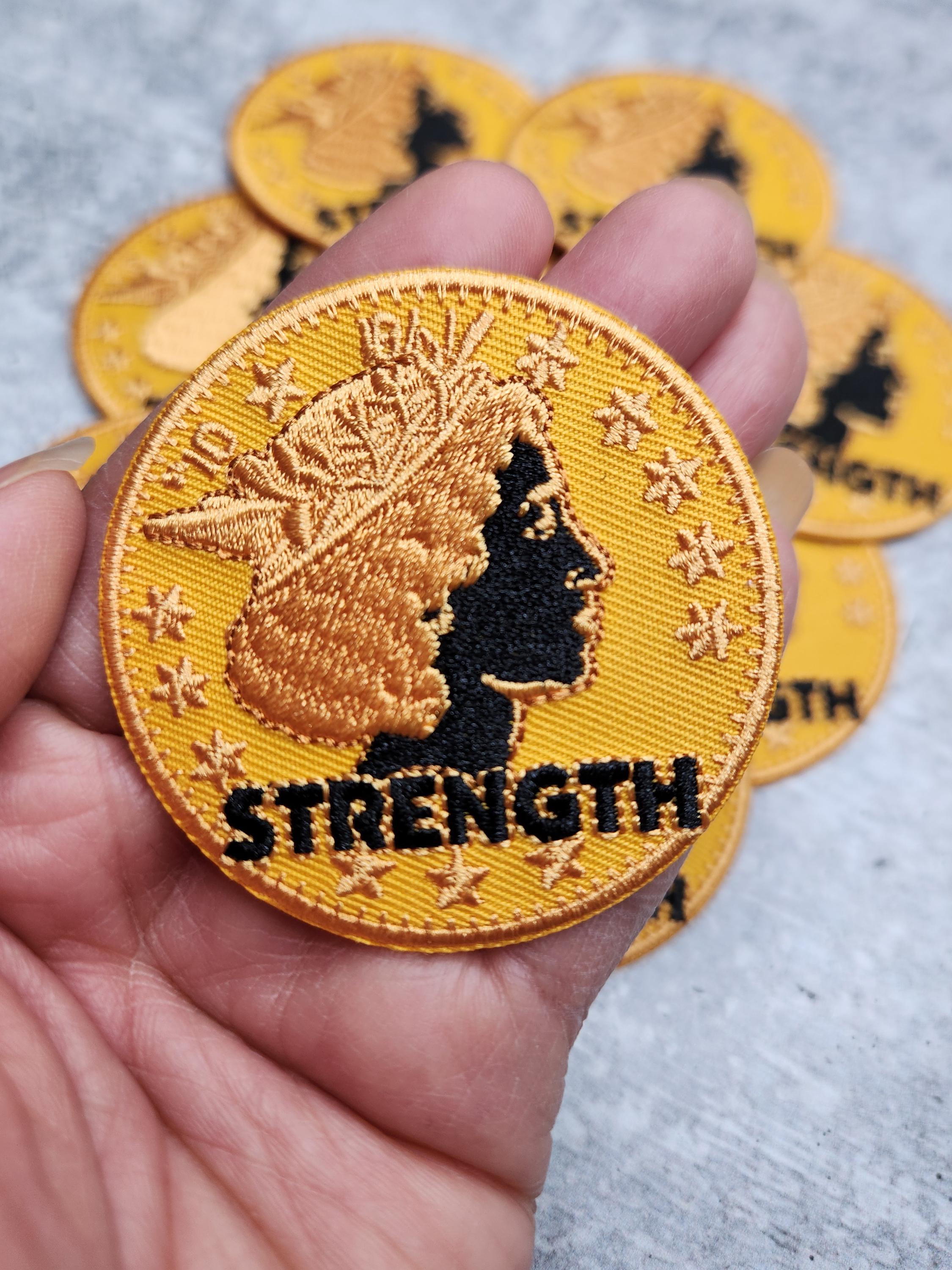 パッチ パーティー クラブ、(1 個) ゴールド「ストレングス コイン」鮮やかなアフロセントリック デザイン、サイズ 2.25  インチ、アイロン接着、刺繍パッチ、ブラック ヒストリー パッチ - Etsy 日本