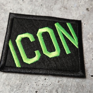 Può includere: Toppa nera con la parola "ICON" ricamata in verde.