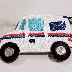 Pu&ograve; includere: Toppa ricamata a forma di camioncino postale bianco con dettagli rossi, blu e neri. Il camioncino ha una busta blu con una freccia bianca sul lato.