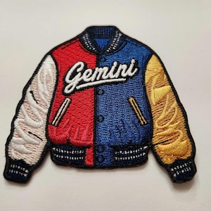 Könnte beinhalten: Ein gestickter Bügel-Patch einer roten, blauen und gelben Collegejacke mit dem Wort "Gemini" in weißen Buchstaben.