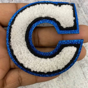 Parche de letras universitarias de chenilla blanca con purpurina azul y fieltro negro, tamaño 2.75", con reverso termoadhesivo, letras de chenilla, letras de la A a la Z.