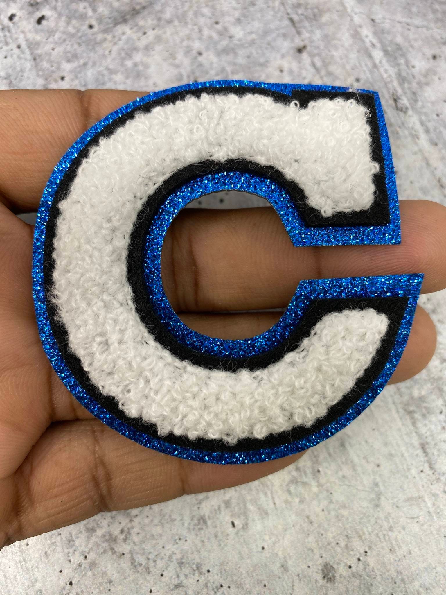"Neue Ankunft, WEISSER Chenille, blauer Glitzer, mit schwarzem Filz, Größe 2,75 ""Fachmann-Buchstabe mit Bügelbild, Chenille-Buchstabe A-Z Buchstabe."