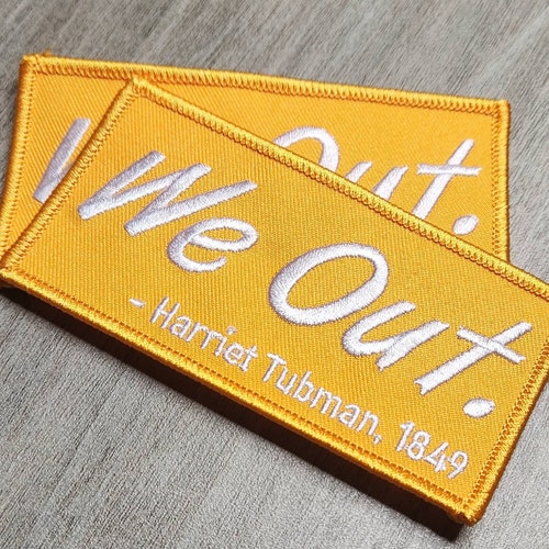 Nous sortons. Écusson du Mois de l'histoire des Noirs « Harriet Tubman, 1849 » ; Écusson thermocollant orange brodé ; Taille 4"x2"