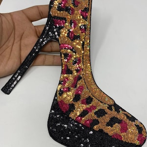 Può includere: Un set di tre tazze in ceramica con smalto screziato color crema. Ogni tazza presenta un motivo floreale dipinto a mano nei toni del blu, verde e giallo. Le tazze hanno una forma semplice e moderna.