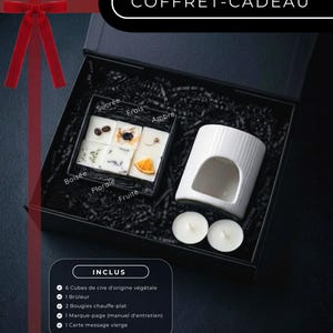 Può includere: Una scatola regalo nera etichettata COFFRET-CADEAU contenente sei cubetti di cera bianchi con accenti botanici, un bruciatore di cera in ceramica bianca a coste e due lumini. La scatola include un elenco INCLUS con sei cubetti di cera.