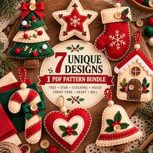 Puede incluir: Una colecci&oacute;n de siete adornos navide&ntilde;os de fieltro que incluyen un &aacute;rbol, estrella, calcet&iacute;n, casa, bast&oacute;n de caramelo, coraz&oacute;n y campana. Cada pieza tiene costuras, botones de madera y detalles rojos y verdes. El texto dice 7 UNIQUE DESIGNS 1 PDF PATTERN BUNDLE.