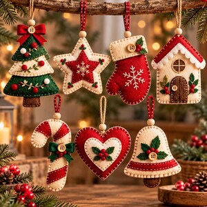 Puede incluir: Un conjunto de siete adornos navide&ntilde;os de fieltro colgados de una rama de madera. El set incluye un &aacute;rbol, una estrella, un guante, una casa, un bast&oacute;n de caramelo, un coraz&oacute;n y una campana con costuras en rojo, verde y crema y botones.