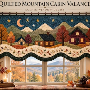 Può includere: Una mantovana trapuntata per finestra con una scena di baita di montagna e il testo QUILTED MOUNTAIN CABIN VALANCE SCENIC WINDOW DECOR. Il design mostra un cielo notturno con una luna crescente, stelle, montagne, alberi e case illuminate.