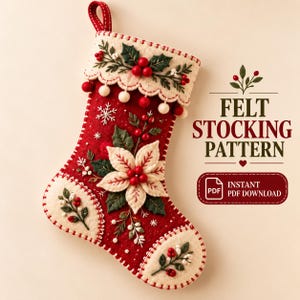 Op de afbeelding: Een rode en crèmekleurige vilten kerstsok met geborduurde kerststerren, hulstbladeren en rode bessen. De tekst luidt FELT STOCKING PATTERN en INSTANT PDF DOWNLOAD. De sok heeft een geschulpte boord met kleine pompons.