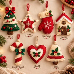 Puede incluir: Un conjunto de siete adornos navide&ntilde;os de fieltro que incluyen un &aacute;rbol, estrella, calcet&iacute;n, casa, bast&oacute;n de caramelo, coraz&oacute;n y campana. Cada adorno presenta colores rojo, verde y crema con detalles cosidos y botones de madera.