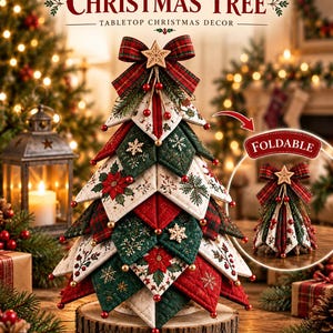 Peut inclure: Un sapin de Noël matelassé pour table, composé de panneaux en tissu rouge, vert et blanc avec des motifs de poinsettias et de flocons de neige. Il est surmonté d'un nœud écossais et d'une étoile en bois sur un socle en bois.