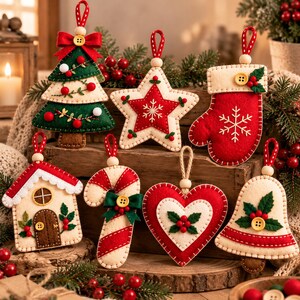 Puede incluir: Un conjunto de siete adornos navide&ntilde;os de fieltro con forma de &aacute;rbol, estrella, manopla, casa, bast&oacute;n de caramelo, coraz&oacute;n y campana. Cada pieza est&aacute; hecha de fieltro rojo, verde y crema con detalles bordados, botones de madera y lazos.
