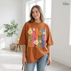 Retro Wildflower Shirt, Floral Sweatshirt, Cute Daisy Graphic Tee, Aesthetic Botanical Crewneck, Garden Lover Gift, Trendy Oversized Top